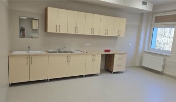 Zabudowa medyczna na wymiar ze zintegrowanymi zlewami - Szpital Kliniczny MSWiA w Olsztynie