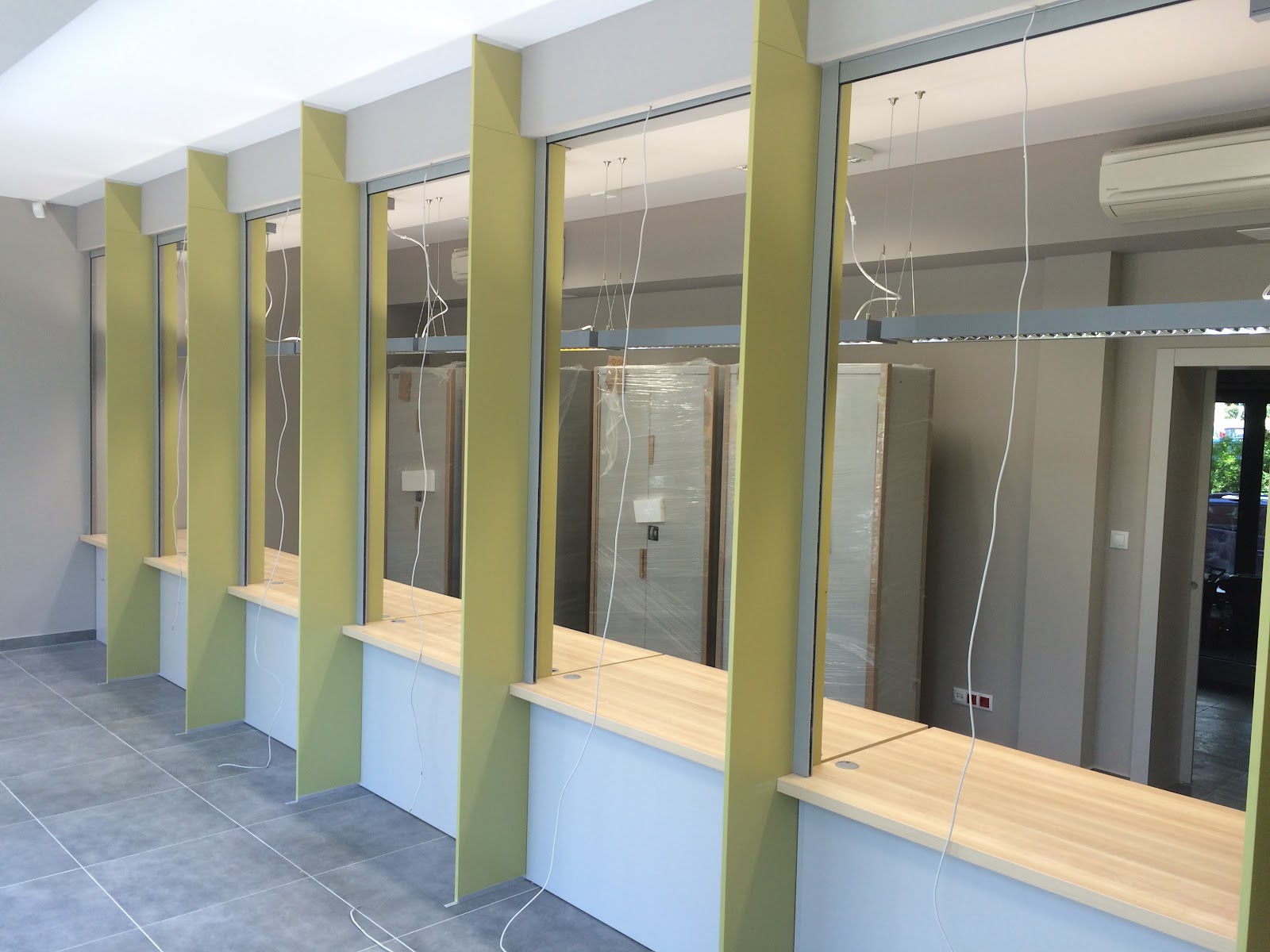 Zabudowa komercyjna — zielone panele MDF z blatami roboczymi, realizacja Pol-Mebel